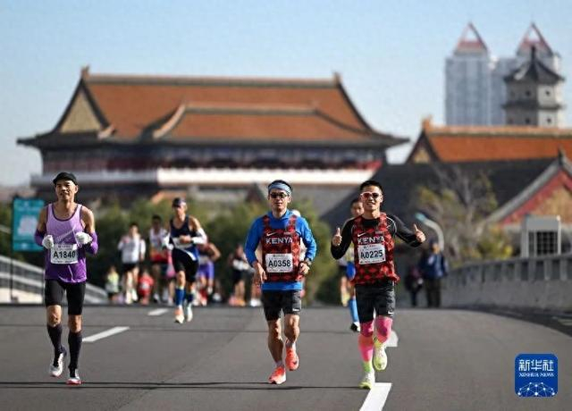 10月20日，2024天津马拉松鸣枪开跑。新华社记者 李然 摄