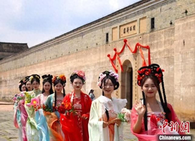 图为关西围景区。 熊锦阳 摄