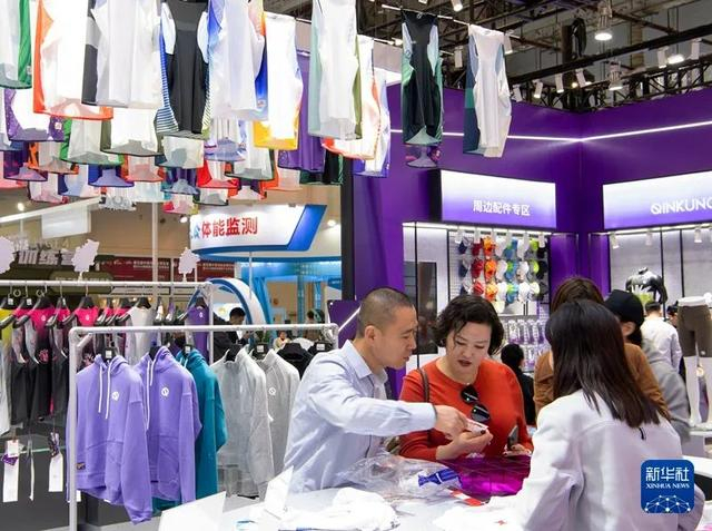 1月4日，观众在第五届中国马拉松博览会暨2024福建省路跑产业博览会现场挑选体育运动服装。新华社记者 魏培全 摄