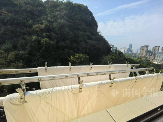 12月4日，市民赶在冷空气到来前晒被子。今报记者韦黎 摄