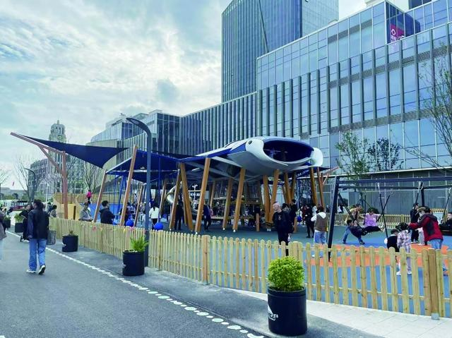 吴淞口国际邮轮港外滨江。 记者 王文嫣 摄