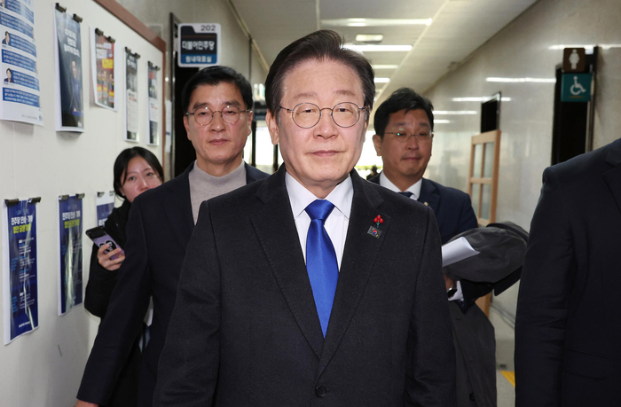 紧急戒严风波之后，韩国最大在野党党首李在明会如预计于6日继续受审吗？|李在明|尹锡悦|韩国_新浪新闻