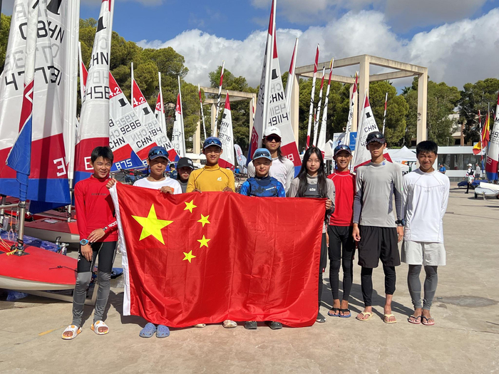 傅冯子熠（前排左三）代表国青队参加在西班牙举行的2024年Topper世锦赛。 受访者供图
