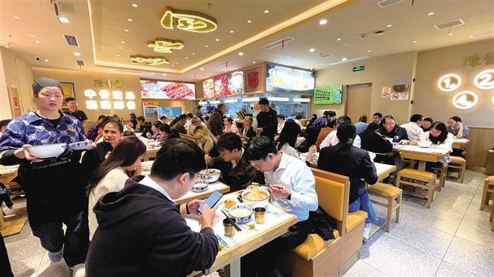     食客在陈香贵兰州牛肉面上海东方浮庭店就餐