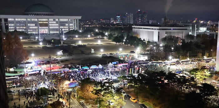 当地时间12月3日晚，韩国首尔，韩国总统尹锡悦宣布戒严后，大批人群聚集在国会大厦前。