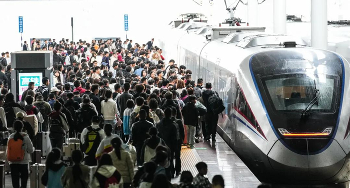 10月7日，旅客在贵阳北站站台准备乘车。新华社记者 陶亮 摄