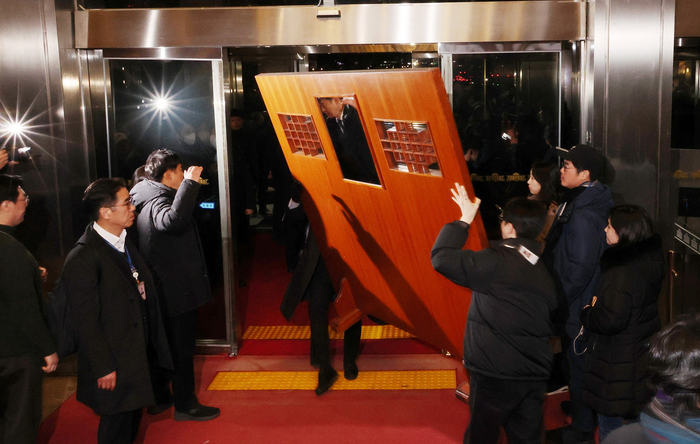 当地时间12月4日，韩国首尔，国会议员阻止戒严军进入国会大厦。