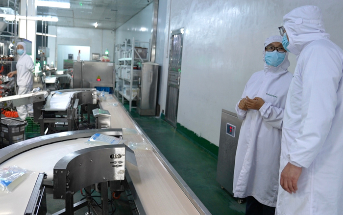 一致魔芋工作人员向记者介绍企业生产线。新京报贝壳财经记者 陈蜜蜜 摄