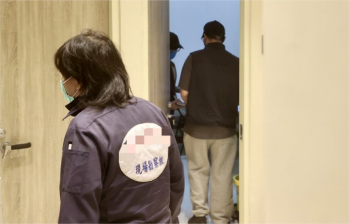 台检察官与新北市刑事鉴定人员检验琼瑶遗体   图源：联合新闻网