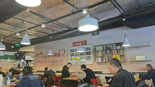 北京市昌平区立水桥附近某商场地下美食城内，每到下午两点半，许多外卖配送员到此享用骑手餐。刘小燕摄