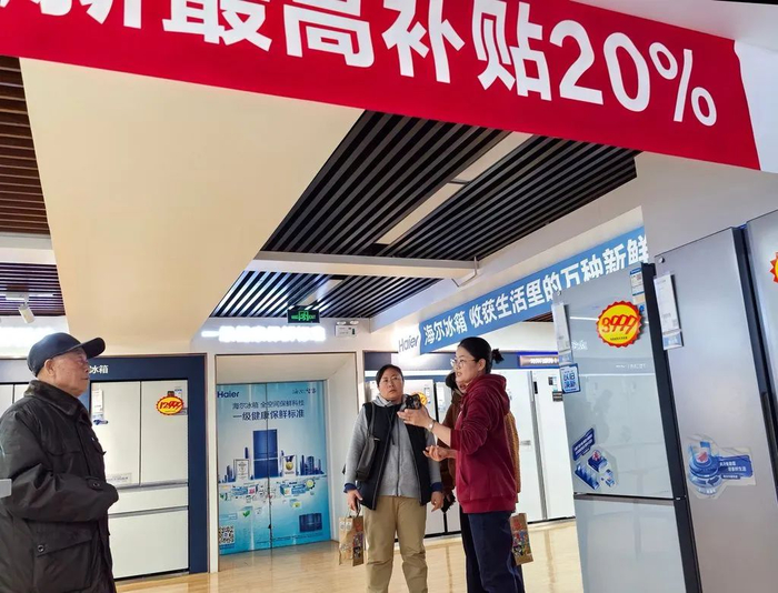 11月22日，市民在天洋电器和平店内挑选家电。河北日报记者张辉摄