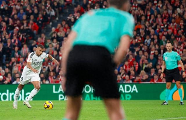 姆巴佩罚丢点球瞬间。图片来源：新华社