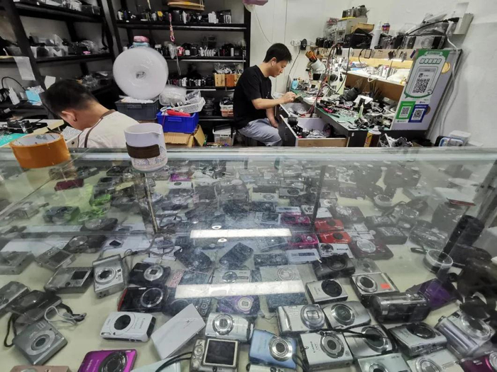 11月5日，深圳华强北的现代之窗数码广场的一家CCD相机维修店。新华网记者 王丰 摄