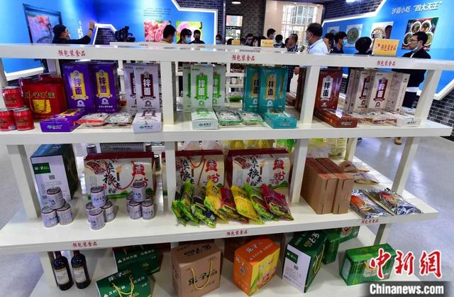 图为沙县小吃产业园内企业生产的各种小吃预包装食品。中新社记者 张斌 摄