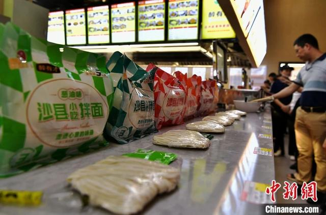 2023年5月22日，游客在沙县小吃培训总部参观展示的沙县拌面。中新社记者 张斌 摄