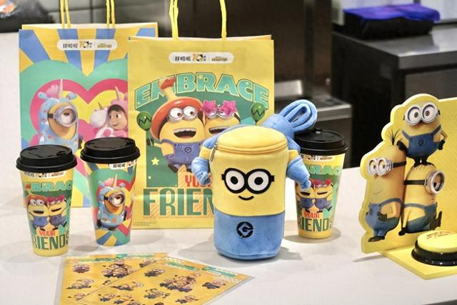 小黄人大眼萌 联名产品与周边实拍 甜啦啦供图