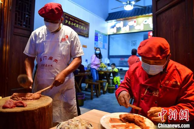 图为沙县小吃经营业者正在制作扁肉。中新社记者 张斌 摄