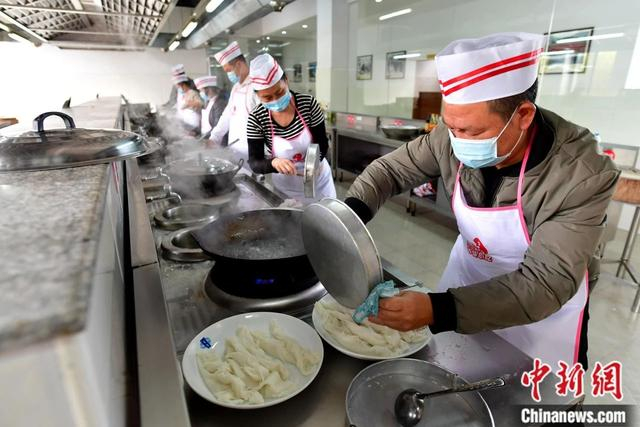 沙县小吃创业总部旁的沙县小吃培训中心，学员正在学习各种小吃制作技艺。中新社记者 张斌 摄