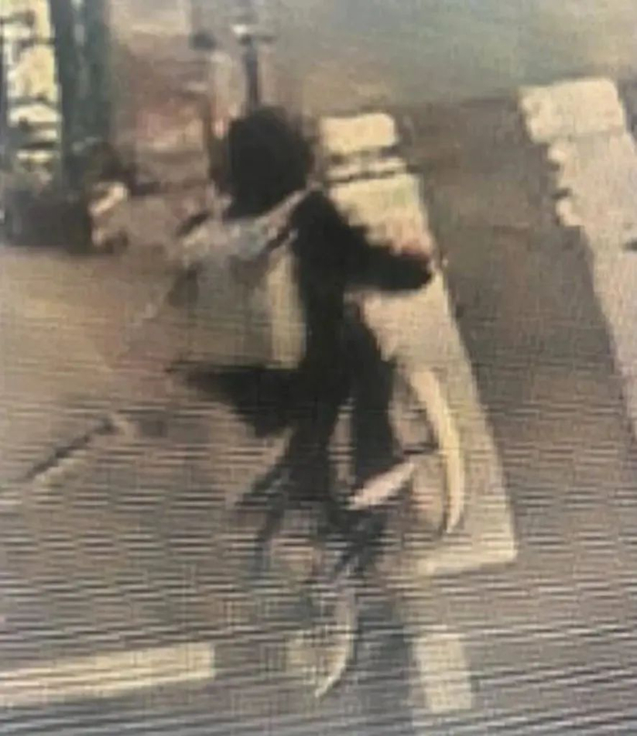 监控画面显示枪手骑着单车逃逸，图 / 转自红星新闻