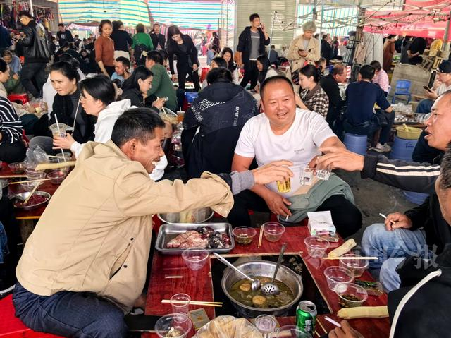 12月3日，食客们在成团早市“打边炉”。今报记者王剑 摄
