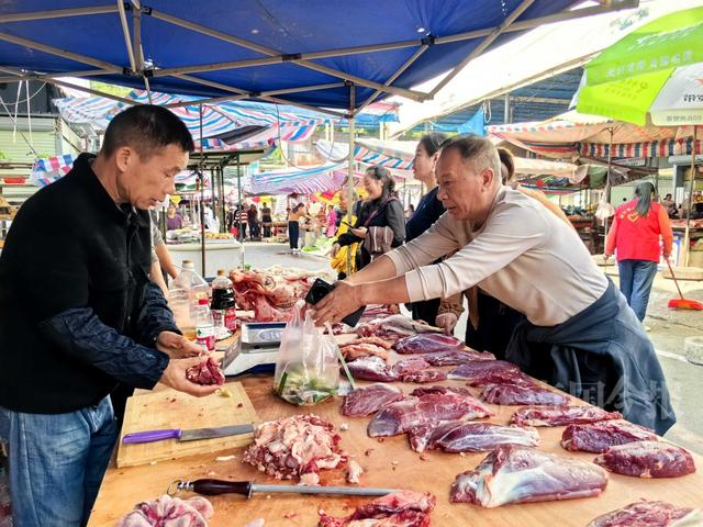 12月3日，食客们在成团早市购买食材。今报记者王剑 摄