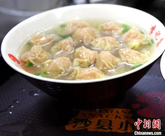 图为沙县一小吃餐饮店制作的扁肉。中新社记者 张斌 摄