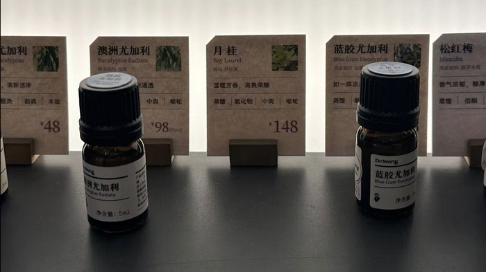 11月下旬，上海Dr.Wong专柜在售的“澳洲尤加利”单方精油 澎湃新闻记者 冯茵伦 摄