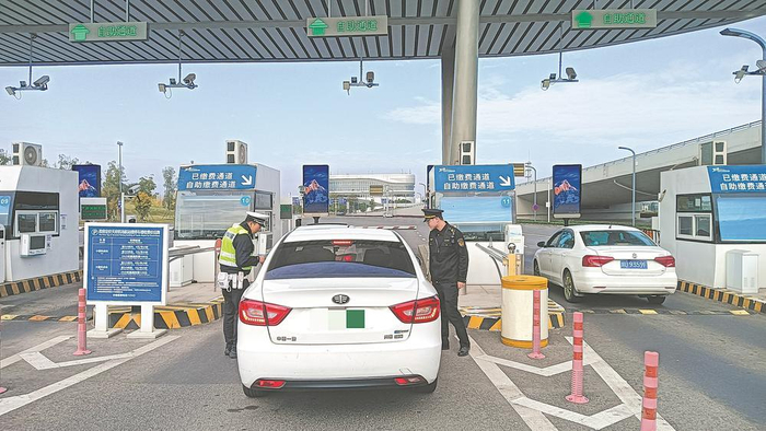     执法人员对车辆进行检查