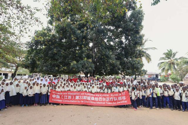 在坦桑尼亚，“花少团”随中国援非医疗队义诊。节目组供图