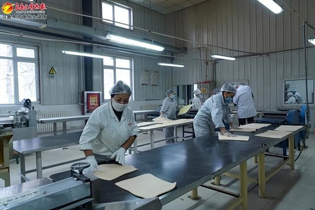　　在新疆阿尔曼食品集团有限责任公司的生产车间，工作人员正在制作糖果。记者唐红梅摄