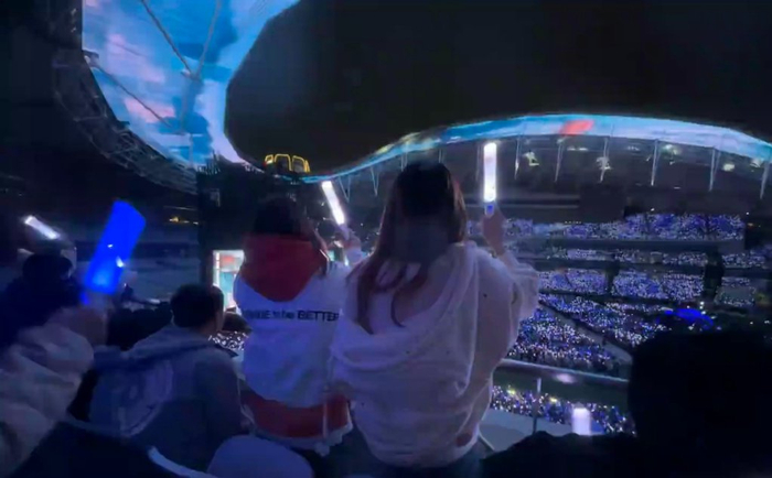 李女士在社交平台发帖称看演唱会视线被挡。 图片来自网络