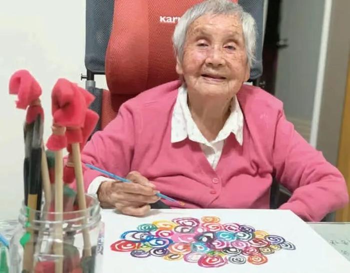 一百多岁老人拿起画笔，告诉人们晚年可以活得多精彩