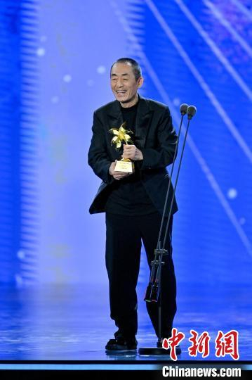 12月6日，海南三亚，第六届海南岛国际电影节开幕。图为中国导演张艺谋获海南岛国际电影节终身成就奖。中新社记者 骆云飞 摄