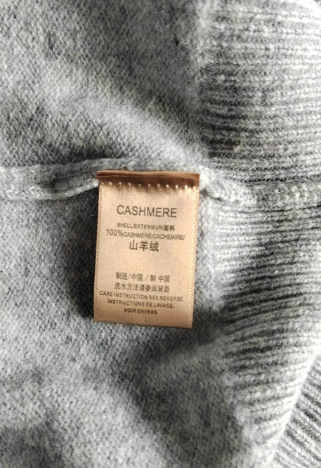 衣物标签写着“山羊绒”。图/扬子晚报