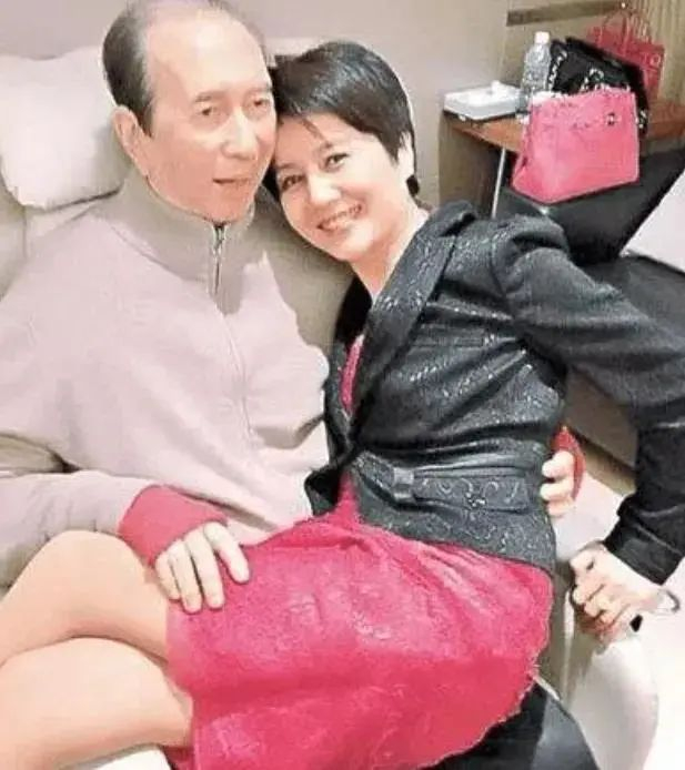 赌王三太四太罕见同框,相差7岁状态不同,差异体现出心态