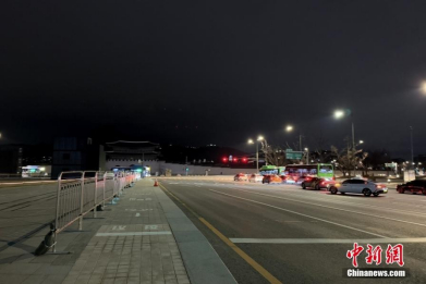 当地时间12月3日晚间，韩国总统尹锡悦发布紧急戒严令。图为当晚光化门广场情况。中新社记者 刘旭 摄