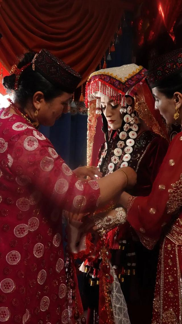 新娘艾米达正在为婚礼打扮。（澎湃新闻记者何惠子 摄）