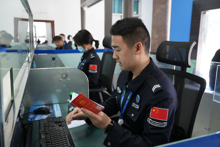 瑞丽出入境边防检查站工作人员查验证件。受访者供图