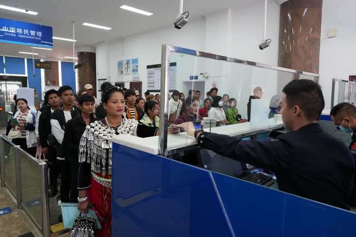 等待过境的人。受访者供图