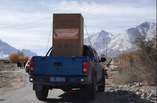 位于曲什曼村的家中，迎来了新郎孜拉提通过拼多多网购买来的冰箱。（澎湃新闻胡弘彪 摄）