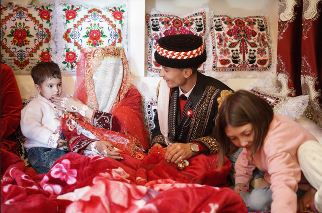 婚礼第三天，孜拉提接来了心爱的艾米达。（澎湃新闻胡弘彪 摄）