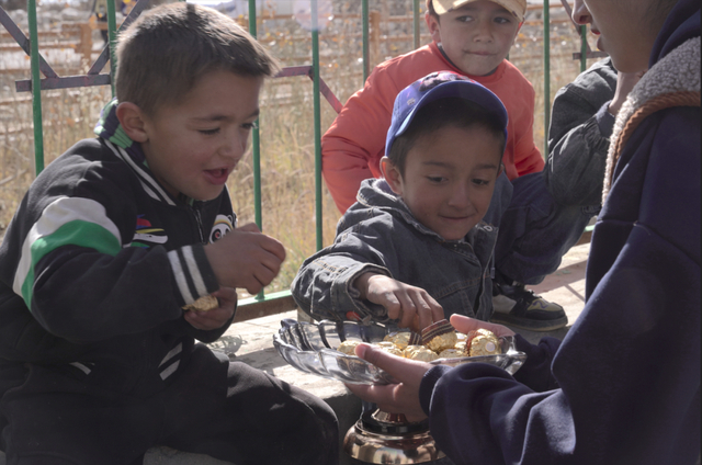 孜拉提从拼多多网购回来的巧克力是孩子们的最爱。（澎湃新闻胡弘彪 摄）