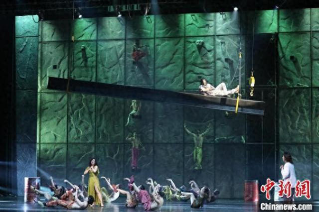 法语原版《巴黎圣母院》音乐剧在福州海峡文化艺术中心上演。 林舒雯 摄