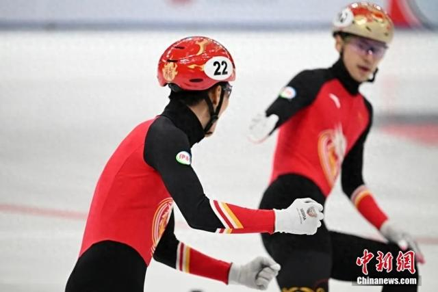 图为比赛结束后，孙龙和刘少昂一起庆祝。中新网记者 李骏 摄