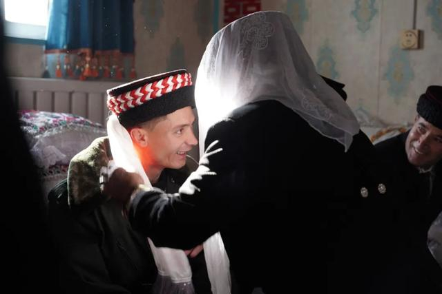 孜拉提正在为婚礼准备服装和配饰。（澎湃新闻胡弘彪 摄）