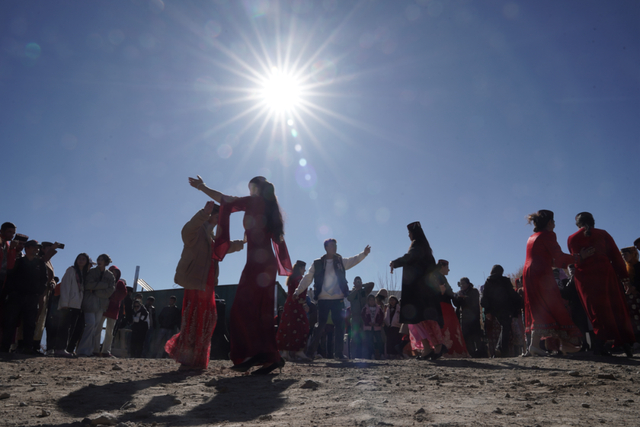 孜拉提和艾米达的亲友们在婚礼上载歌载舞。（澎湃新闻胡弘彪 摄）