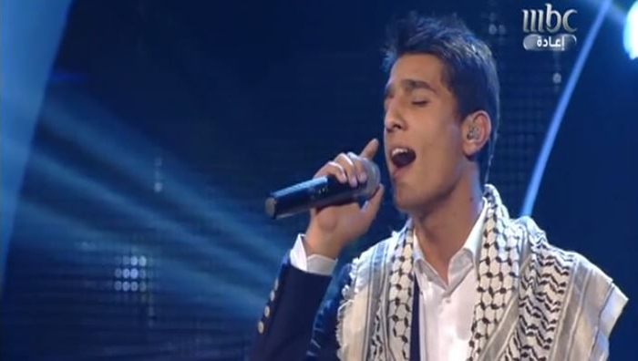 穆罕默德·阿萨夫演唱歌曲。视频截图
