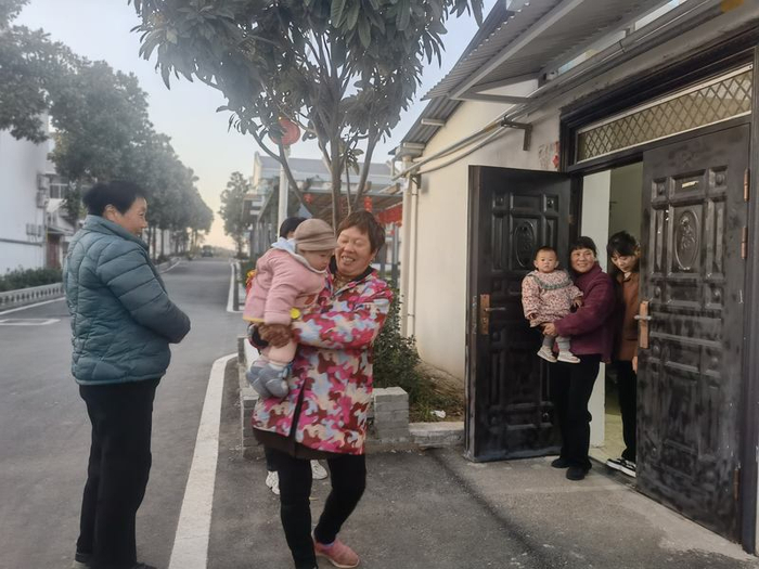 11月27日，蔡湾村，带着孩子的村民在闲聊。新京报记者 周怀宗 摄