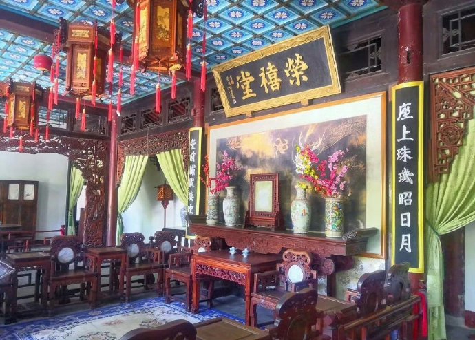 其中的主要建筑有荣禧堂,荣庆堂,藕香榭,曹雪芹纪念馆等,整座荣国府气