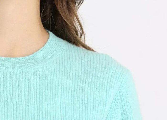 范主特别喜欢的就是这件浅Tiffany蓝，略微宽松的手臂非常藏肉，不挑身材；经典小圆领，精致提气，罗纹领口舒适不易变形。吊牌价1780元，范友福利价830元↓